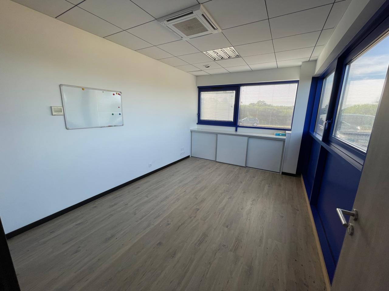Local d'activité Availles-sur-Seiche 840m² Location local d'activité Availles-sur-Seiche Ille-et-Vilaine OLACT2425665 3